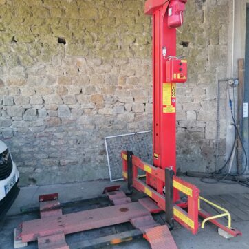 Vente de matériel municipal : pont élévateur de motoculture