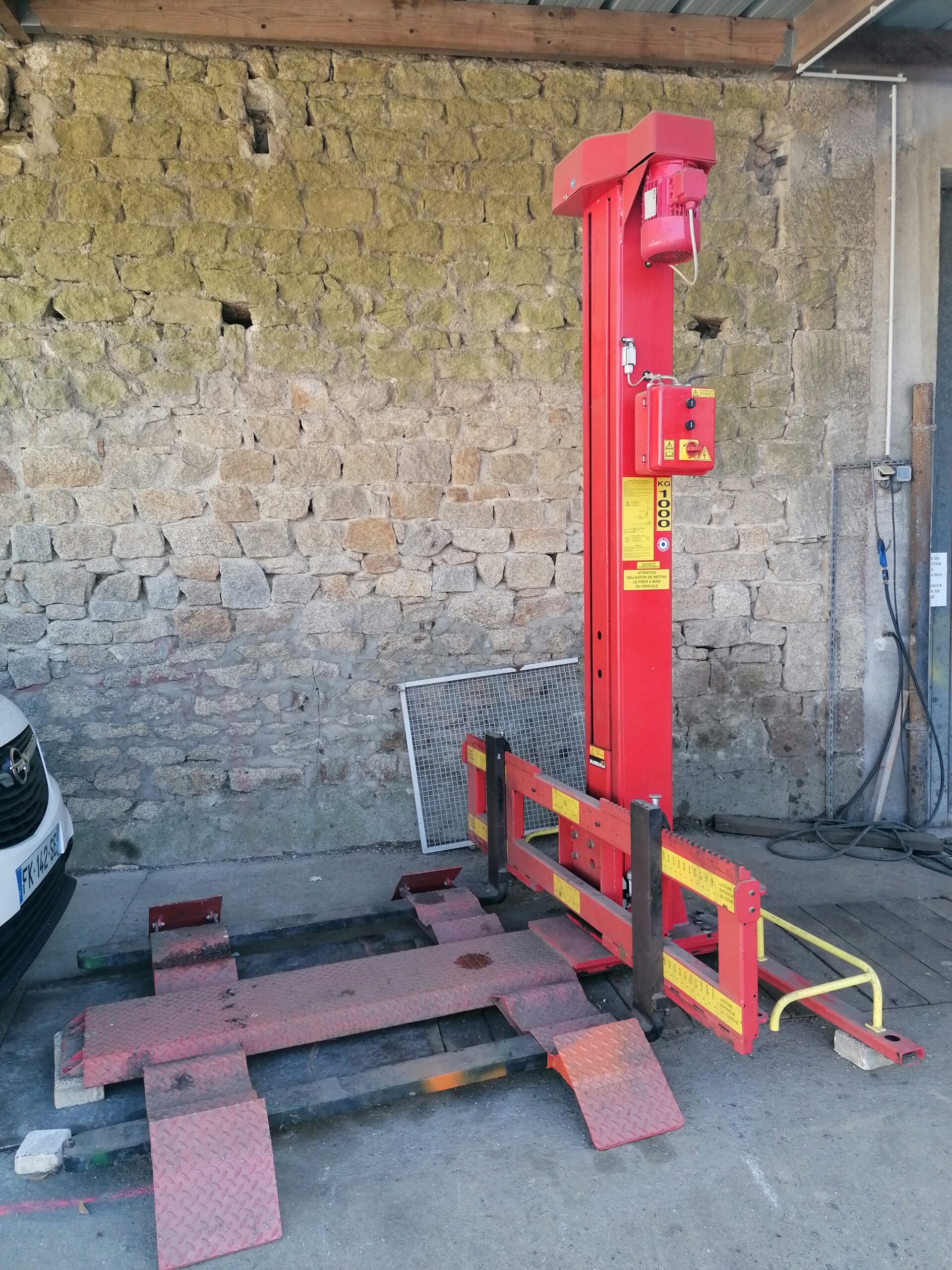 Vente de matériel municipal : pont élévateur de motoculture