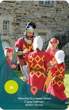 Les enfants en costume : quartier médiéval
